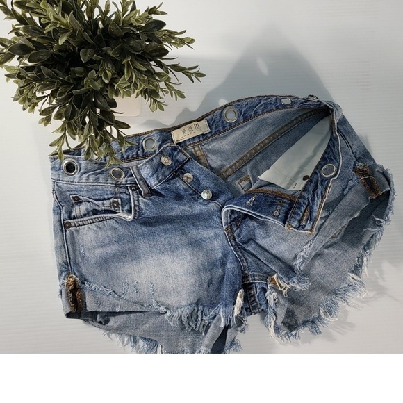 We The Free Pants - We The Free Denim Shorts Distressed Frayed Hem Metal Detail Light Wash M